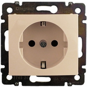 VALENA Розетка с заземлением 2К+З со шторками слоновая кость