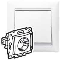 Розетка 1-местная с заземлением без защитных шторок 16А белый VALENA DIY